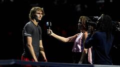 Zverev vence a Federer y se gana las pifias de los fanáticos
