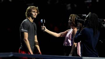 Zverev gana a Federer y el O2 le despide entre abucheos