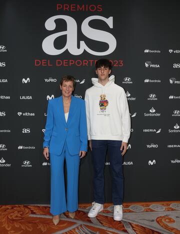 Elisa Aguilar, presidenta de la Federación Española de Baloncesto y Lucas Langarita, jugador del Casademont Zaragoza, posan en el photocall de los Premios AS del Deporte 2023.