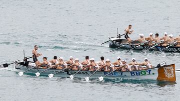 GRAFCAV2453. SAN SEBASTIÁN, 07/09/2025.- La embarcación de Zierbena (i), y la de Getaria (d) durante la disputa de la primera tanda de la primera jornada de la Bandera de La Concha, disputada este domingo en aguas de San Sebastián, que agrupaba a tres claros aspirantes al triunfo: Orio, Urdaibai y Zierbena, lo que generó un nivel alto por la competencia de estas favoritas y que elevó los tiempos a otra dimensión de casi récord sobre una mar calmada y perfecta para los botes más rápidos. EFE/Juan Herrero.