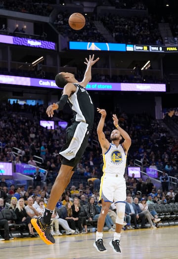 Intento de tapón a uno de los mejores lanzadores de la historia de la NBA, Stephen Curry, por parte del jugador del jugador nacido en Le Chesnay.