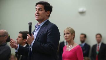 Mark Cuban, due&ntilde;o de Dallas Mavericks, durante una comparecencia