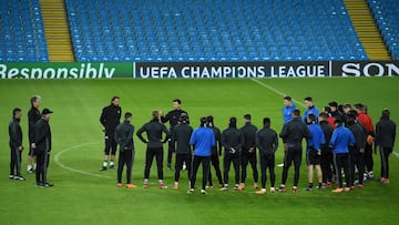 Los jugadores del Basilea se entrenadron en el campo del City.