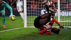 Athletic Bilbao's Spanish forward Nico Williams (R) falls after failing to score during the Spanish League football match between Athletic Club Bilbao and CA Osasuna at the San Mames stadium in Bilbao on January 9, 2023. (Photo by ANDER GILLENEA / AFP)