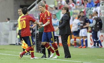 España llegaba a la cita como favorita tras un ciclo en el que había cosechado la Copa del Mundo y la Eurocopa 2008. Los pupilos de Vicente del Bosque debutaron con empate a uno frente a Italia. Sin David Villa en la punta de ataque, el dilema entre Torres o Cesc de falso nueve rondaba la mente del seleccionador. En ese encuentro, el centrocampista del Barça ganó la partida y respondió con un gol. Previamente había marcado Di Natale. Sin delanteros puros, jugaban Iniesta, Silva y Fábregas arriba, España amasó la pelota sin un ‘9’ de referencia para definir. Este partido unió al grupo para revalidar el título.