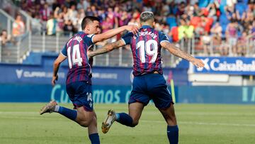 EIBAR (GUIPÚZCOA), 03/06/2023.- El delantero del Eibar Stoichkov (d) celebra tras marcar el gol del empate 1-1 durante el partido de ida de semifinales de playoff de ascenso de Segunda División entre la SD Eibar y el Deportivo Alavés, este sábado en el estadio de Ipurúa, en Eibar. EFE/ Juan Herrero
