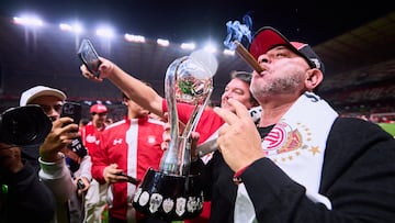 Antonio Mohamed head coach with Trophy of Champion during the final second leg match between Toluca and America as part of the Liga BBVA MX, Torneo Clausura 2025 at Nemesio Diez Stadium on May 25, 2025 in Toluca, Estado de Mexico, Mexico.