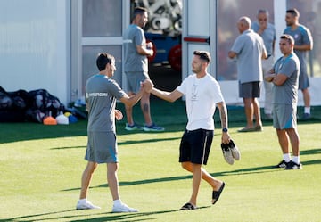 Saúl estrecha la mano con Hernán Bonvicini, tercer entrenador del Atlético. 