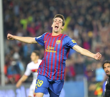 Jugó con el Barcelona la temporada 2011-2012. Vistió la camiseta del Granada desde 2015 hasta 2017.