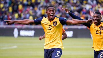 Félix Torres festeja su gol con la selección de Ecuador