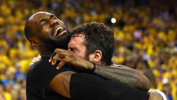 OAKLAND, CA - JUNE 19: LeBron James #23 and Kevin Love #0 of the Cleveland Cavaliers celebrate after defeating the Golden State Warriors 93-89 in Game 7 of the 2016 NBA Finals at ORACLE Arena on June 19, 2016 in Oakland, California. NOTE TO USER: User expressly acknowledges and agrees that, by downloading and or using this photograph, User is consenting to the terms and conditions of the Getty Images License Agreement. Ezra Shaw/Getty Images/AFP
== FOR NEWSPAPERS, INTERNET, TELCOS & TELEVISION USE ONLY ==
