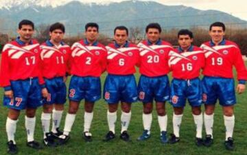 Una imagen de los jugadores -o ex- de Universidad de Chile en la selección chilena. Ronald Fuentes ocupa Reebook, marca que apareció fuerte en el mercado a mediados de la década de los noventa. Víctor Hugo Castañeda utiliza Diadora.