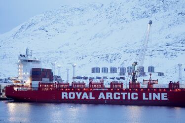 El Tukuma Arctica, un buque portacontenedores con bandera danesa, carga contenedores en el puerto de Nuuk. El número de buques que atracan en Groenlandia ha crecido significativamente en los últimos años, impulsado tanto por el auge del turismo de cruceros como por la modernización de su infraestructura portuaria.