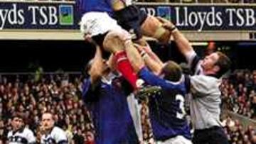 <B>ELEGANCIA. </B>La selección francesa juega con elegancia en el campo.