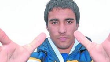 <b>MANOS DE GRANDE. </b>Sergio Asenjo le mostraba a As sus manos, en muchas ocasiones salvadoras. El Atlético quiere que el meta vuele el próximo año en el Calderón.