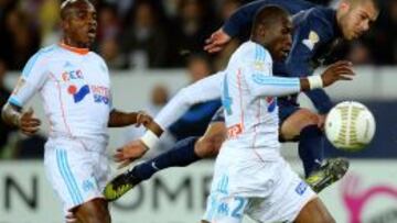 El centrocampista Jeremy Menez dispara ante la presencia del defensa marsellés Fanni Rod.