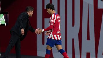 Simeone choca la mano a João Félix tras el cambio en el Atlético-Elche.