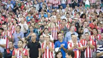 La afición del Athletic Club de Bilbao aplaudiendo a sus jugadores.