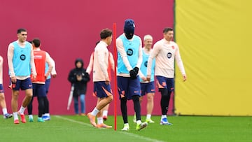 Alguien de la plantilla del Barça tenía mucho frío en el entrenamiento de ayer.