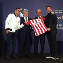 Correa firmó una camiseta del Atlético para el Papa Francisco