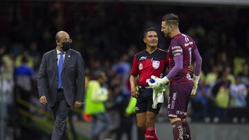 Antony Silva tiene un diálogo con Fernando Guerrero durante el partido en contra del América.