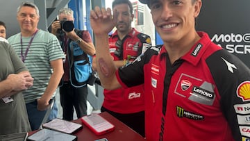 Márquez en Jerez mostrando su última herida, de Austin.