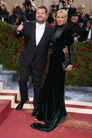 James Corden y Julia Carey.