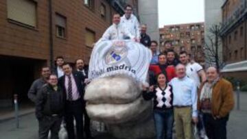 EUF&Oacute;RICOS. Miembros de la Federaci&oacute;n de Pe&ntilde;as del Real Madrid de Suiza posan con nuestro compa&ntilde;ero Tom&aacute;s Roncero en las calles de Z&uacute;rich.