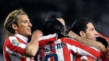 <b>MUCHA PÓLVORA. </b>Forlán, Agüero, Maniche, Pernía y Assunçao se abrazan a Maxi para festejar uno de los dos goles que el argentino le marcó al Espanyol.