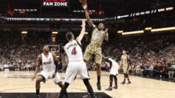 Kawhi Leonard ejecuta un lanzamiento.