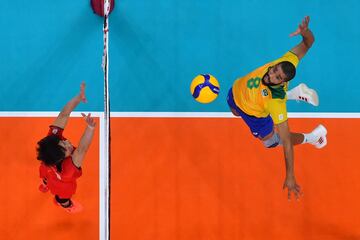 Wallace de Souza va a rematar el bal¨®n en el partido de cuartos de final entre Jap¨®n y Brasil.