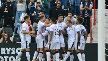 El Ceuta celebra el gol de Zalazar ante el Almería.