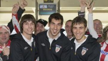 <b>CUMPLEAÑOS FELIZ. </b>Iturraspe, que cumplirá años mañana, e Iraizoz y Ekiza, que lo hicieron ayer, posaron para AS en el aeropuerto.