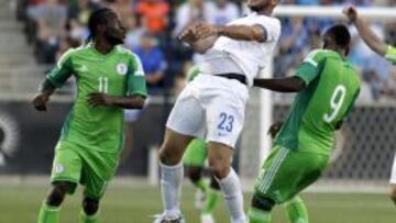 El futbolista griego Panagiotis Tachtsidis (c) disputa el balón con los nigerianos Victor Moses (i) y Emmanuel Emenike (d).