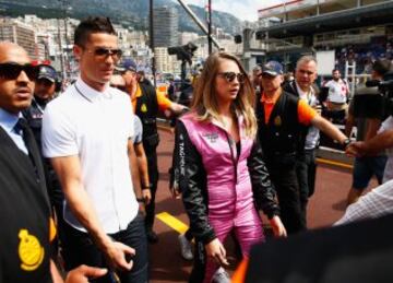 El delantero Cristiano Ronaldo estado en el box de McLaren antes del GP de Mónaco. Cristiano ha sido invitado por la escudería británica y ha posado junto a Fernando Alonso, Jenson Button y la modelo Cara Delevingne en un acto publicitario previo a la carrera.