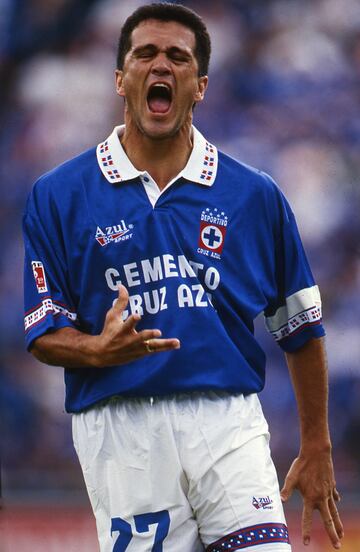 El ídolo más grande que tiene Cruz Azul es el 'Grandote de Cerro Azul', pues se convirtió el artífice del último título celeste. Su salida fue un tanto extraña pues de un día para otro ya no entró en planes de La Máquina.