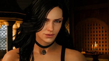 Yennefer, presentada al inicio de The Witcher 3: Wild Hunt. Sus rizos ala de cuervo, sus ojos violeta y su gargantilla son su sello de identidad.