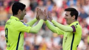 Luis Su&aacute;rez y Messi festejan el triunfo ante el Granada.