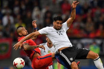 Chile's midfielder Arturo Vidal (L) vies with Germany's midfielder Emre Can