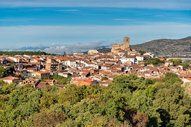 Hervás, situado en el pintoresco Valle del Ambroz, en el norte de la provincia de Cáceres, es un municipio que destaca por su singular y bien conservada judería, declarada Conjunto Histórico-Artístico. Este barrio, uno de los más bellos y emblemáticos de España, se caracteriza por sus estrechas y empinadas calles con casas de adobe, madera de castaño y balcones que se asoman a la calle, creando una atmósfera única y atemporal. Además de la judería, el patrimonio de Hervás incluye la iglesia de Santa María de Aguas Vivas, construida sobre una antigua fortaleza templaria, y el puente de la Fuente Chiquita. La localidad está rodeada por un impresionante paisaje natural, dominado por frondosos bosques de castaños que, especialmente en otoño, atraen a numerosos visitantes para disfrutar del senderismo y la belleza de la zona.