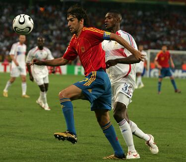 La resistencia española contra las tropas napoleónicas unió a diferentes facciones y regiones en una lucha común por la independencia, dejando cicatrices profundas y duraderas en la memoria colectiva de ambos países hasta hoy día.