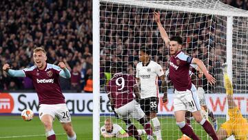 London (United Kingdom), 28/04/2022.- Jarrod Bowen (L) and Declan Rice (R) of West Ham celebrate after their teammate Michail Antonio (C) scored the 1-1 equalizing goal the UEFA Europa League semi final, first leg soccer match between West Ham United and Eintracht Frankfurt in London, Britain, 28 April 2022. (Reino Unido, Londres) EFE/EPA/NEIL HALL
