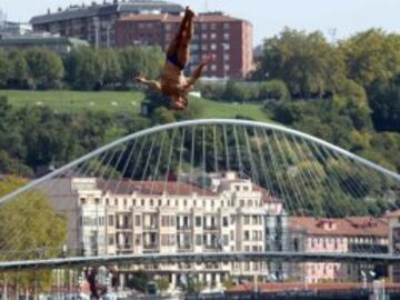 El clavadista checo Michal Navratil durante la ronda clasificatoria para la final de la prueba del 'Red Bull Cliff Diving 2015' de Bilbao.