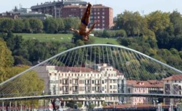 El clavadista checo Michal Navratil durante la ronda clasificatoria para la final de la prueba del 'Red Bull Cliff Diving 2015' de Bilbao.