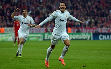 Mesut ?zil, celebrando con el Real Madrid un gol durante el partido de ida de las semifinales de la UEFA Champions League frente al FC Bayern de M¨²nich en abril de 2012.