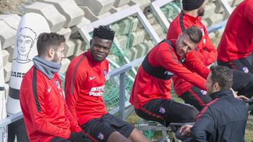 Thomas conversa con Sa&uacute;l durante un entrenamiento.