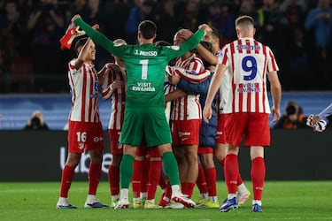 Los jugadores rojiblancos celebran la clasificación a la final de la Copa del Rey.
