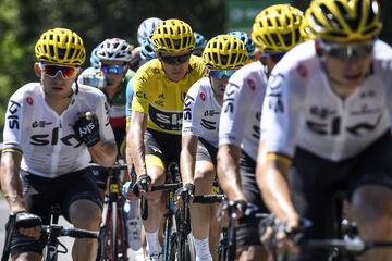 El polaco Michal Kwiatkowski y el alemán Christian Knees durate la 15ª etapa del Tour de Francia 2017.