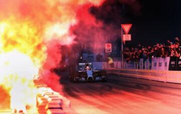 Lewis Hamilton ante una explosión. 