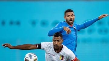 Maria Enzersdorf (Austria), 22/09/2022.- Gudlaugur Palsson (R) of Iceland and Jose Salomon Rondon Gimenez (L) of Venezuela in action during the International Friendly soccer match between Iceland and Venezuela in Maria Enzersdorf, Austria, 22 September 2022. (Futbol, Amistoso, Islandia) EFE/EPA/CHRISTIAN BRUNA
